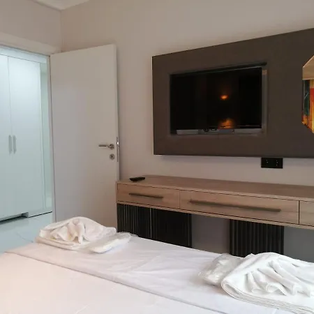 Fully Equipped Near Public Transport Links And Vivid Attractions