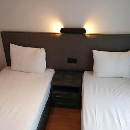 Fully Equipped Near Public Transport Links And Vivid Attractions *